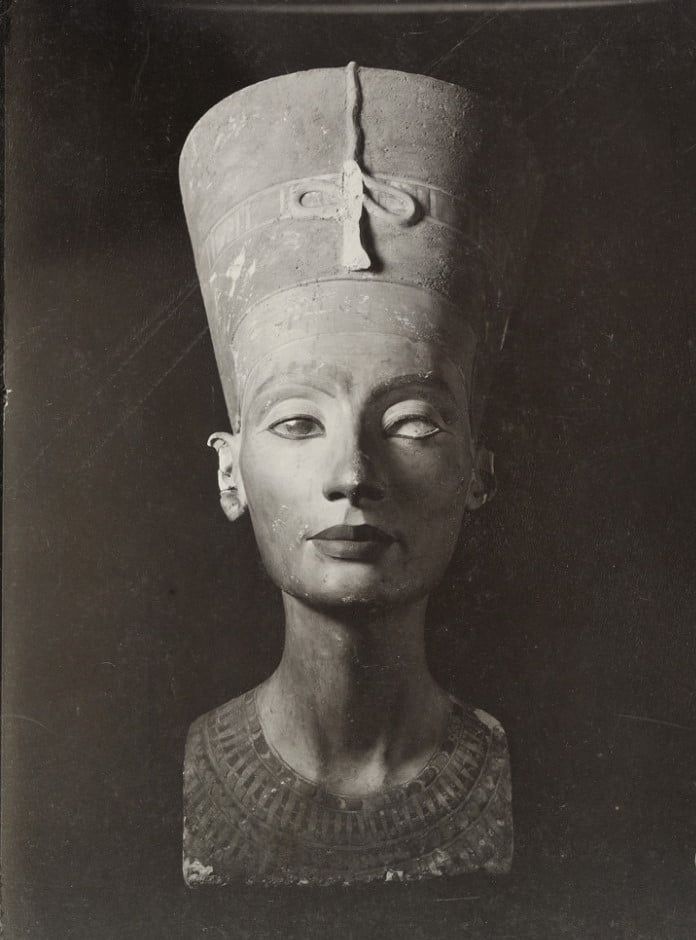 Photograph of a black and white bust of Queen Nefertiti